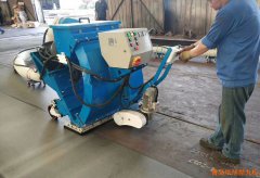 東營(yíng)客戶購(gòu)買的移動(dòng)式拋丸機(jī)清理鋼板鐵銹